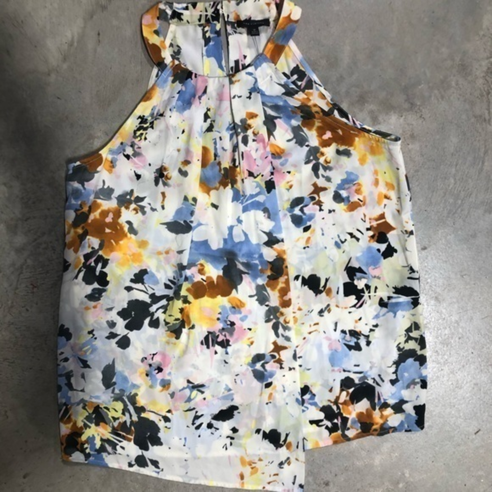 The limited size medium sleeveless‎ lightweight top